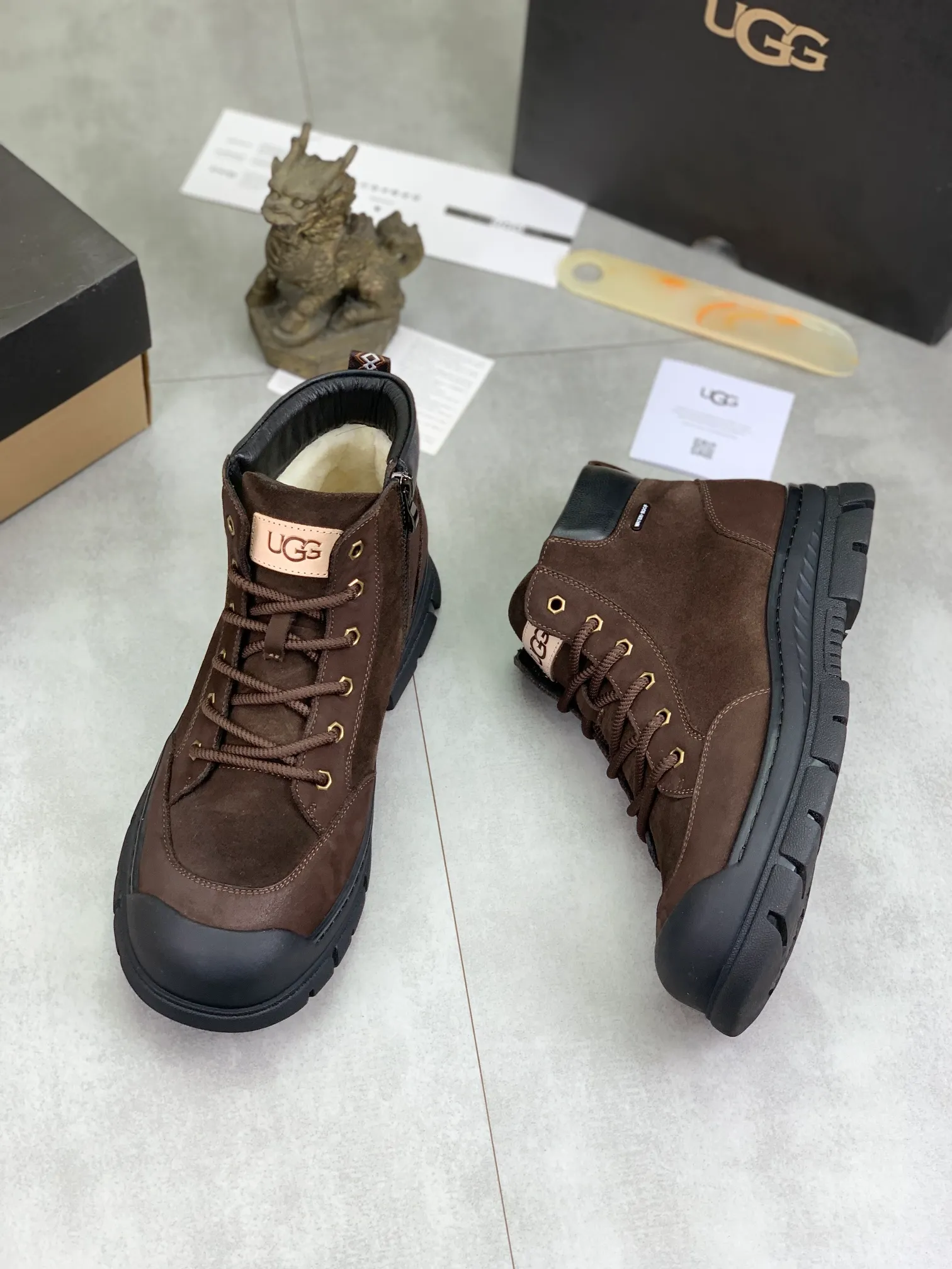 Men's Men's Shoes P620 [New Style] 💰 🆘 "Real Wool" [UGG] 👉 Popular men's shoes official website synchronization 🔰 Genuine quality [proud] is not comparable to the imitations in the general market 🌀 The upper is imported Italian frosted cowhide, and the lining: foot pad 🅰️ grade 🐑 real wool 👻 Only Grade A can show the effect The hand feels smooth and delicate 🔱The shoe shape is grand, only genuine factories can do it 🎄The perfect toughness of the original outsole 👻⬛️ can allow customers to say goodbye to one-time consumption. Real wool lining, super warm. Available in black or brown. Size: 38-44